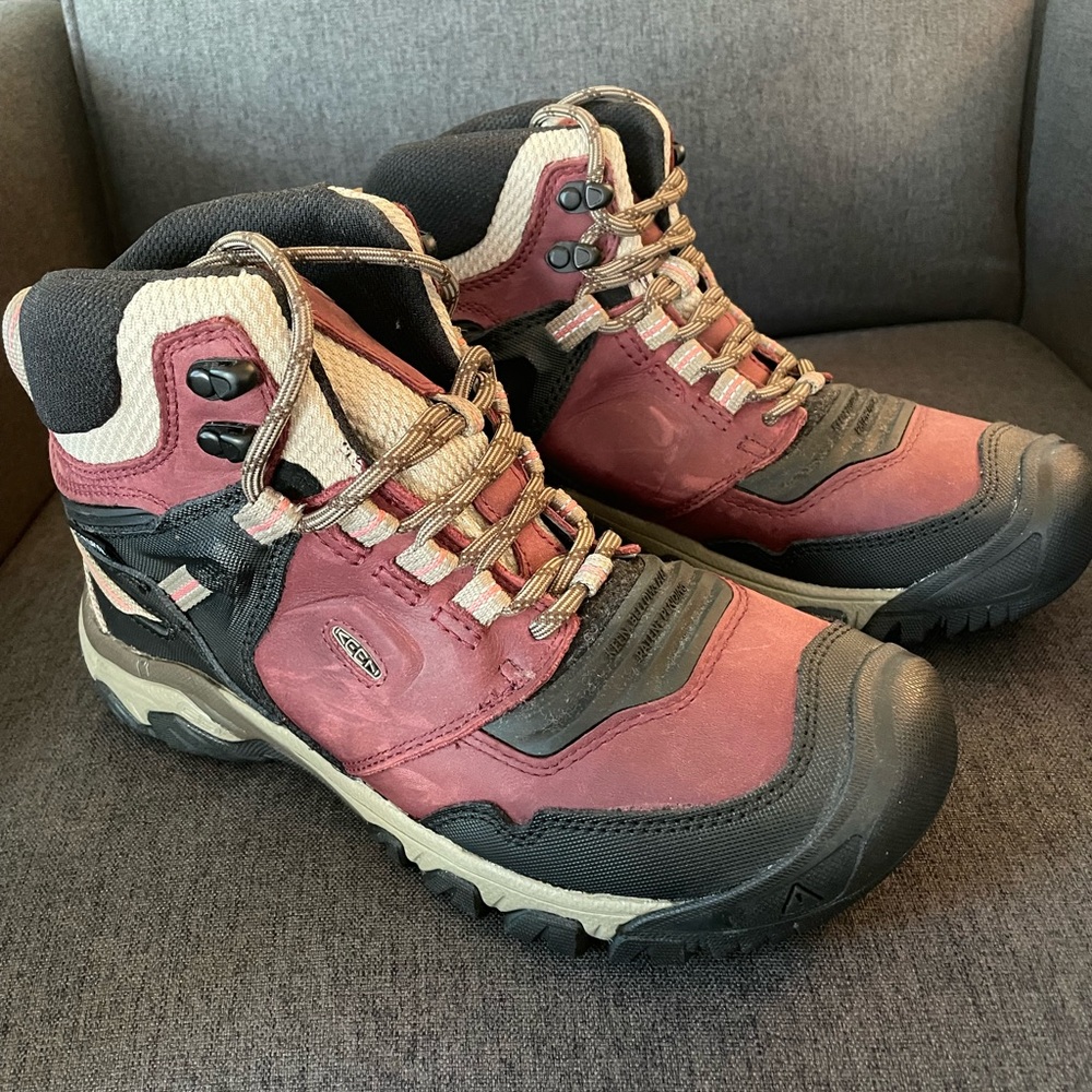 KEEN water proof hiking boots. New without tags. Never worn. Black and burgundy.